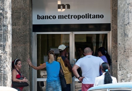 Người dân Cuba xếp hàng vào Ngân hàng Metropolitan ở Havana. Ảnh: AFP-TTXVN.