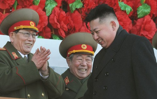 Tướng Kim Jong-un và một số tướng lĩnh trong lễ duyệt binh tại Bình Nhưỡng ngày 16/2 - Ảnh: Reuters