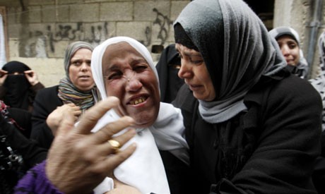 Một phụ nữ Palestin khóc trong đám tang một nhân viên an ninh chết vì các cuộc không kích của Israel. 12/02/2012.