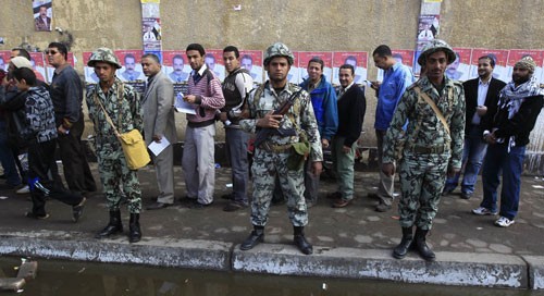 Lực lượng an ninh canh gác tại các phòng phiếu trong cuộc bầu cử Thượng viện vừa qua- Ảnh: AFP