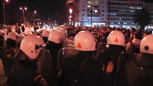 Đụng độ giữa cảnh sát và sinh viên biểu tình tại Athens - Ảnh: Reuters