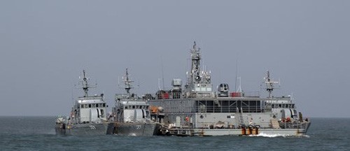 Tàu chiến Hàn Quốc tại một căn cứ nổi gần đảo Yeonpyong phía Tây Hàn Quốc, gần biên giới biển tranh chấp với Triều Tiên (Ảnh: AP)