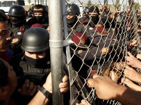 Lực lượng an ninh tăng cường kiểm soát ở bên ngoài nhà tù Monterrey, Mexico. Ảnh: BBC.