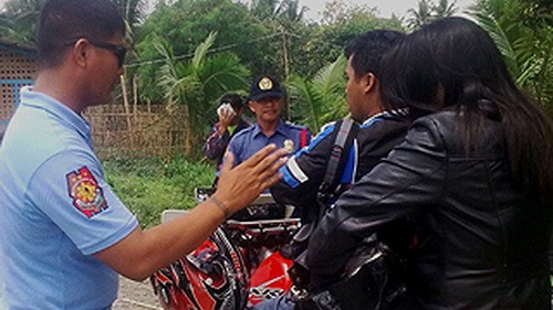Cảnh sát lập chốt chặn trên một con đường ở North Cotabato sau khi xảy ra vụ cướp ngục - Ảnh: Philippines Star