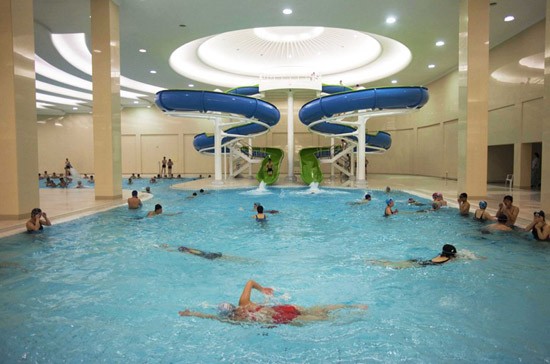 Bể bơi trong khuôn viên trường Đại học Kim Nhật Thành