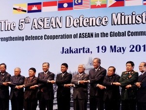 Các quan chức tham dự Hội nghị Bộ trưởng Quốc phòng các Quốc gia Hiệp hội Đông nam Á (ASEAN) lần thứ 5. (Nguồn: AFP/TTXVN)