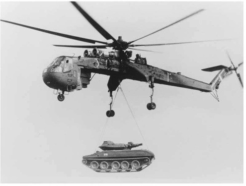 Với biệt danh "sếu trời", chiếc S-64 Aircrane là máy bay trực thăng với động cơ kép có thể vận chuyển các vật nặng lên tới 11.300 kg. Đây cũng là chiếc trực thăng đầu tiên trên thế giới cho phép phi công quan sát toàn diện đối với hàng đang được chuyên chở.