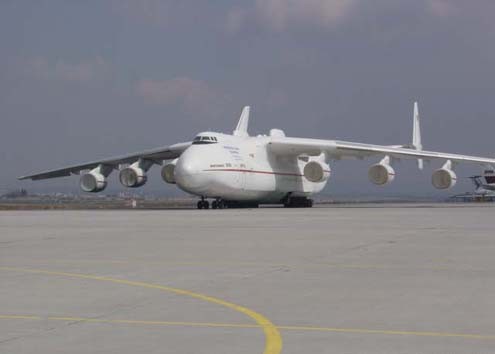 Với tầm vóc khủng của mình, chiếc AN-225 được thiết kế chuyên để chở các bộ phận của tàu vũ trụ, phục vụ cho chương trình nghiên cứu vũ trụ dưới thời Liên xô cũ. Máy bay đầu tiên ra mắt lần đầu năm 1988 và cho đến nay là chiếc duy nhất do sản phẩm thứ hai chưa kịp hoàn thành thì Liên bang Xô viết đã sụp đổ vào năm 1991.