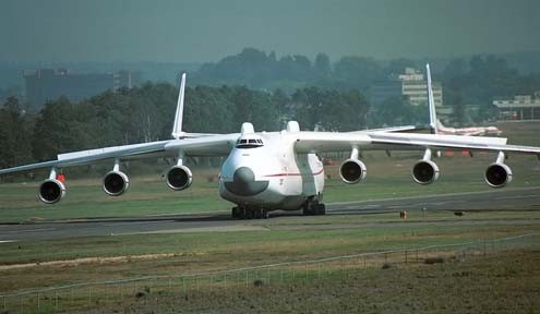 ện nay, chiếc AN-225 phục vụ trong hoạt động thương mại của công ty vận chuyển Antonov Airlines của Ukraine. Người ta dùng nó để chuyên chở những thứ siêu nặng, vốn trước đó không ai nghĩ có thể vận chuyển bằng đường hàng không.