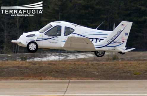 Terrafugia Transition còn được gọi là "xe bay" bởi nó là một máy bay dạng nhẹ, được thiết kế để vừa chạy trên đất như một chiếc ô tô, lúc cần có thể cất cánh bay lên trời chỉ sau một phút chuyển đổi.