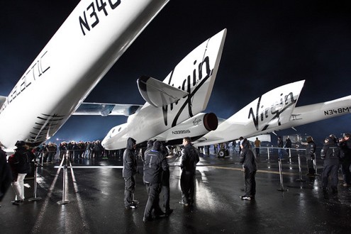 Theo thiết kế, chiếc SpaceShipTwo sẽ được bắn lên không gian nhờ con tàu mẹ mang tên WhiteKnightTwo. Sau khi phóng lên độ cao 100 km, chiếc SpaceShipTwo sẽ bắt đầu hành trình du lịch không gian kéo dài 3 tiếng rưỡi ở bên rìa bầu khí quyển. Máy bay dài 60 feet (18,3m) chở được 6 người và 2 phi công.