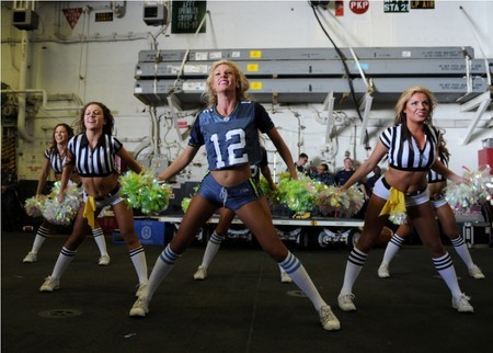 Nhóm Cheerleader gồm 7 cô gái lên tàu sân bay USS Makin Island để biểu diễn những vũ điệu "sôi động" và "bốc lửa" phục vụ cho các thủy thủ.