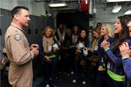 7 cô gái xinh đẹp tỏ ra rất hào hứng, vui vẻ khi được lên tàu và biểu diễn cho các thủy thủ.
