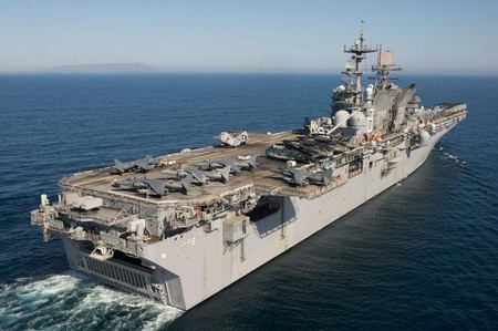 Cận cảnh tàu sân bay USS Makin Island khi đang hoạt động trên biển.