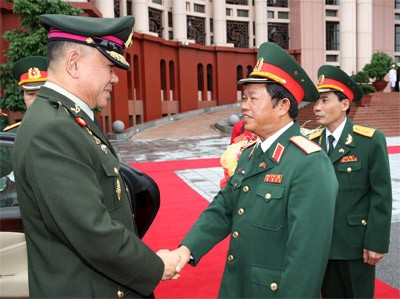 Trung tướng Đỗ Bá Tỵ (nay là Thượng tướng), Tổng tham mưu trưởng, Thứ trưởng Bộ Quốc phòng đón Đại tướng Xổng-kịt-tị Chắc-ka-bát, Tư lệnh Lực lượng Quốc phòng Thái Lan sang thăm hữu nghị chính thức Việt Nam tháng 8/2011