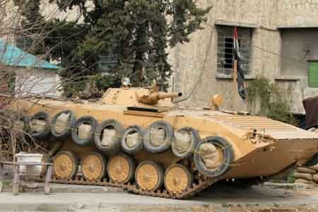 Xe tăng quân chính phủ án ngữ tại một đường phố ở quận Harasta, gần Damascus ngày 15/2/2012. Ảnh: AFP/TTXVN.