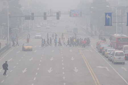 Cảnh sương mù dày đặc trên đường Hongwu ở Nam Kinh, thủ phủ tỉnh Giang Tô (Trung Quốc) ngày 21/2/2012. Ảnh: THX/TTXVN