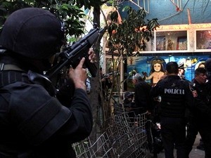 Cảnh sát Mexico sau một cuộc đọ súng. (Nguồn: THX/TTXVN)