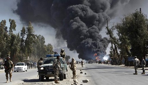 Một kho nhiên liệu của NATO tại Jalalabad bị người biểu tình đốt cháy (Ảnh: Reuters)