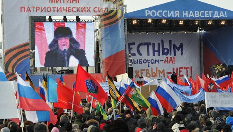Hàng nghìn người tham dự vào lễ mít tinh và tuần hành ủng hộ ông Putin ở trung tâm Moscow. Ảnh: Ria Novosti