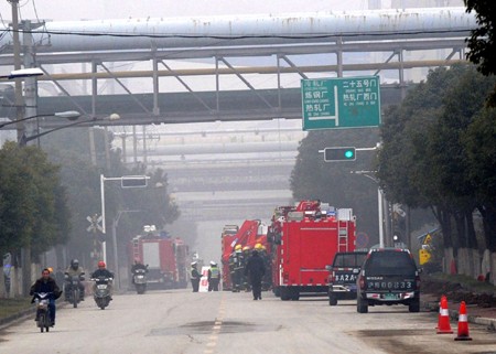 Lính cứu hoả làm việc tại hiện trường vụ tai nạn.