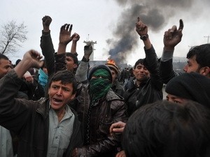 Người biểu tình hô vang khẩu hiệu chống Mỹ trong cuộc biểu tình bên ngoài căn cứ quân sự Bagram tại Afghanistan. (Nguồn: AFP/TTXVN)