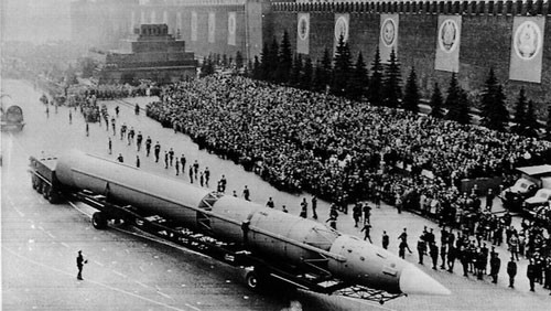 Liên Xô giới thiệu tên lửa mang đầu đạn hạt nhân năm 1965 - Ảnh: The Australian