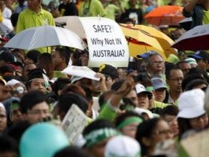 Nhiều người biểu tình với câu hỏi tại sao không xây dựng nhà máy ở Australia (Nguồn: AP)
