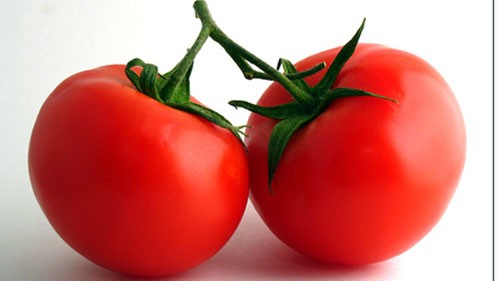 9. Cà chua là một loại rau quả làm thực phẩm. Quả ban đầu có màu xanh, chín ngả màu từ vàng đến đỏ. Cà chua có vị hơi chua và là một loại thực phẩm bổ dưỡng, giàu vitamin C và A.