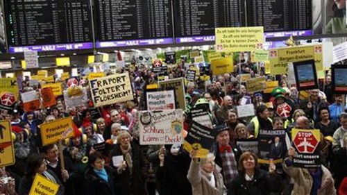 Các nhân viên ở trạm kiểm soát không lưu sân bay Frankfurt từng tổ chức cuộc biểu tình vào ngày 16/2 - Ảnh: Reuters
