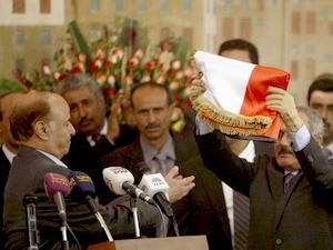 Cựu Tổng thống Yemen Ali Abdullah Saleh trao lá cờ Yemen cho Tổng thống Abd-Rabbu Mansour Hadi. (Nguồn: Reuters)