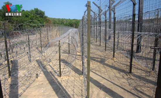 Tái hiện những hàng rào thép gai dày đặc, bao quanh các phân khu, chỗ dày có thể từ 10-15 lớp rào, chỗ mỏng cũng 5 -7 lớp rào.