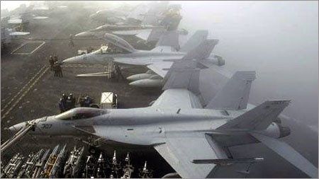 Máy bay của Hải quân Mỹ trên tàu sân bay USS George Washington tham gia trong một cuộc tập trận chung trên Biển Tây của Hàn Quốc (Ảnh: AFP)
