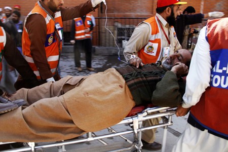 Trước đó một ngày, ngày 27/2, có 5 người thiệt mạng trong vụ đánh bom liều chết ở Nowshera, miền tây bắc Pakixtan. Trong ảnh: Chuyển người bị thương trong vụ đánh bom tới Bệnh viện ở Nowshera. Ảnh: THX/TTXVN.