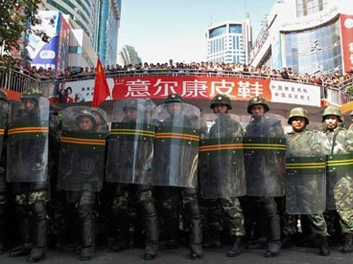 Cảnh sát chống bạo động ở Urumqi trong cuộc xung đột năm 2009. Ảnh: Reuters