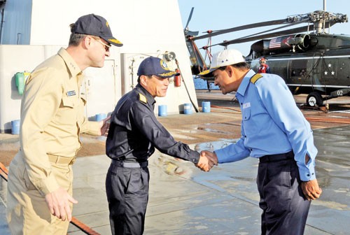 Chỉ huy hải quân Ấn Độ và Nhật Bản (giữa) bắt tay trước sự chứng kiến của một phó đô đốc Mỹ - Ảnh: Navy.mil