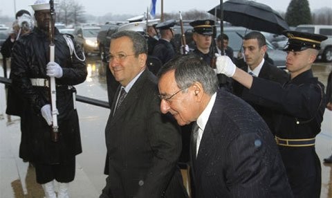 Bộ trưởng Quốc phòng Israel Ehud Barak và người đồng nhiệm Mỹ Leon Panetta tại Washington. Ảnh: ChinaDaily