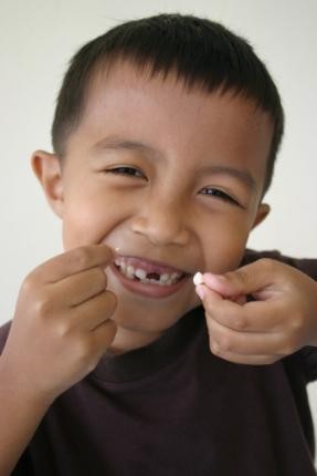Trẻ nhỏ nên hạn chế đến mức tối đa tính mút tay của trẻ, đây chính là con đường vi khuẩn xâm nhập vào miệng của trẻ nhanh nhất và không chỉ gây bệnh về răng mà còn nhiều bệnh khác.