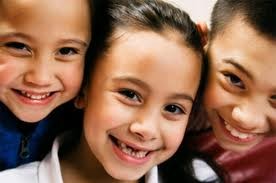 Ngoài ra, răng của trẻ chịu sự tác động tiêu cực từ các loại thực phẩm cũng là nguyên nhân dẫn đến trẻ bị sâu (sún) răng.