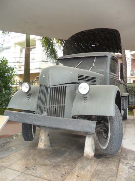 Xe ô tô vận tải quân sự mang tên “Quốc tế”, xe được lắp ráp và đặt tên năm 1949.