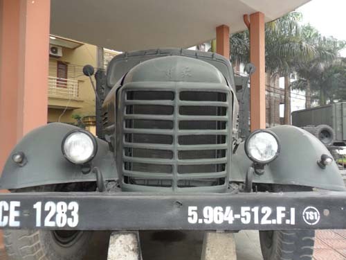 Xe do đồng chí Dương Quang Lựa lái, chiếc xe này đã tham gia chiến dịch Đường 9 – Nam Lào và Chiến dịch Hồ Chí Minh. Đây cũng là chiếc ô tô vận tải đầu tiên tiến vào Dinh độc lập