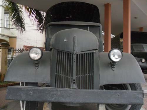 Chiếc xe này đã vinh dự đưa Chủ tịch Hồ Chí Minh lên chiến dịch biên giới và đón đồng chí Lê Ô Phighe lúc đó là UVTWĐCS Pháp thăm Việt Nam tại căn cứ địa Việt Bắc năm 1950.