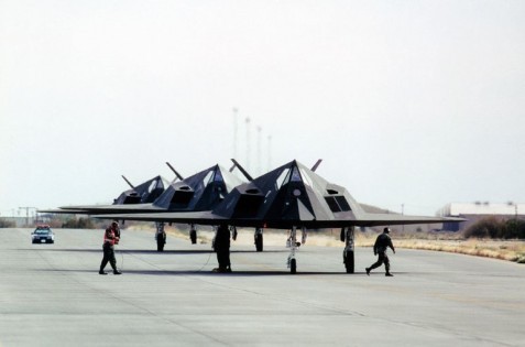 F-117 được trang bị hệ thống hoa tiêu tinh vi và các hệ thống tấn công được tích hợp vào trong một bộ hệ thống điện tử số. Dòng chiến đấu cơ này không được trang bị radar, nhằm giảm phát xạ diện tích phản hồi radar