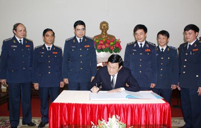 Chủ tịch nước Trương Tấn Sang ghi lưu bút vào sổ vàng truyền thống của Cục Cảnh sát biển