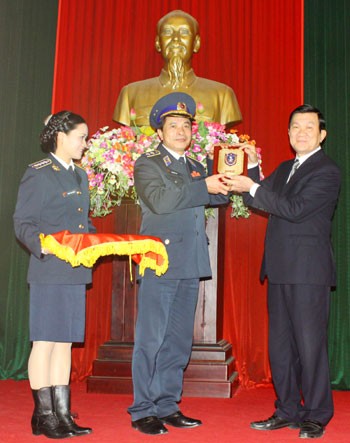 Trung tướng Phạm Đức Lĩnh tặng Chủ tịch nước lo-gô của Cảnh sát biển Việt Nam.