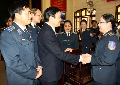 Chủ tịch nước Trương Tấn Sang ân cần trò chuyện với nữ quân nhân của Cục Cảnh sát biển.