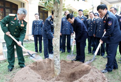 Đồng chí Chủ tịch nước và Thượng tướng Nguyễn Chí Vịnh cùng lãnh đạo, chỉ huy Cục Cảnh sát biển trồng cây lưu niệm.