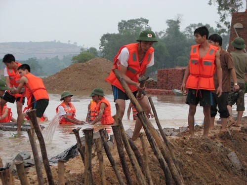 Cùng với đó, công tác dân vận trên địa bàn cũng được nhà trường tổ chức chu đáo. Chẳng hạn khi nhân dân gặp thiên tai,trận lũ lụt năm 2008 ở Việt Lập (Bắc Giang), học viên nhà trường giúp dân giữ đê...