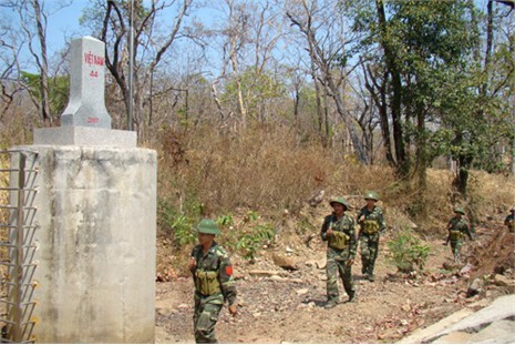 Hình ảnh cán bộ, chiến sĩ biên phòng phối hợp tuần tra trên các tuyến biên giới.