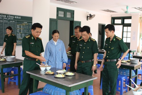 Lãnh đạo, chỉ huy nhà trưởng rất quan tâm đến công tác nuôi dưỡng bộ đội. Trong ảnh là Đại tá Nguyễn Khắc Lâm, Chính uỷ nhà trường (đứng thứ 2, bên phải) đang kiểm tra tại bếp ăn của đơn vị.